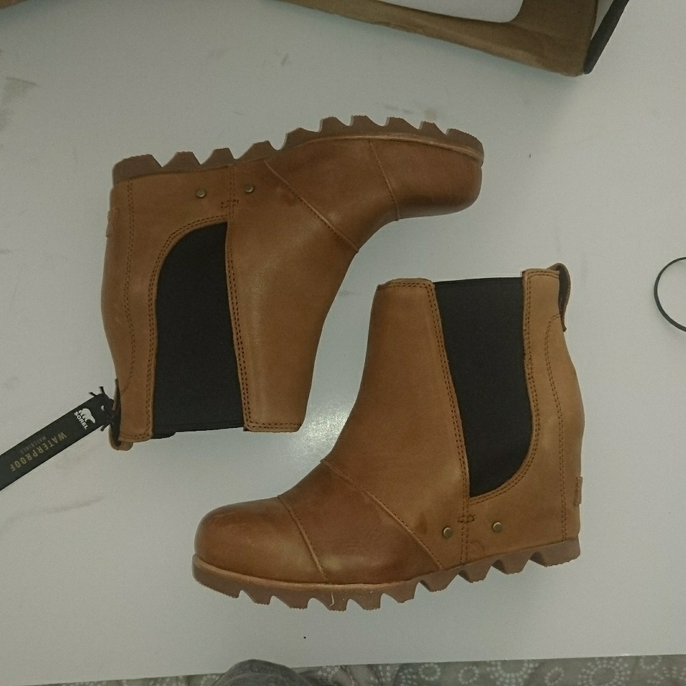 NIB Sorel lea wedge boot 7 Camel